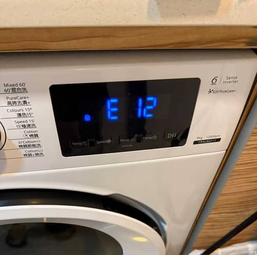 這部惠而浦FRAL系列洗衣機E12排水中斷，全因一塊透明塑膠片卡住 🧩