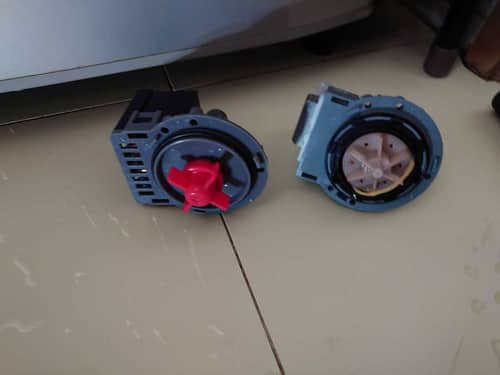 這部西門子WS系列洗衣機為何不排水？排水泵聲消失竟因橡筋纏繞 🎧