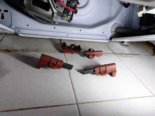 小西灣周先生的緊急需求：Zanussi ZWM系列洗衣機碳刷更換撐到搬屋的解決方案 🏠