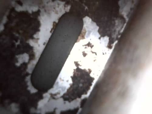 像紫菜片一樣的黑點黏在衣服上！這部Whirlpool前置式洗衣機內膛藏了什麼 🔍