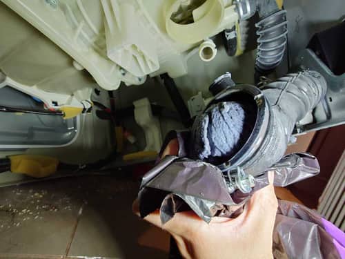 三星洗衣機出現0C故障碼並驚現「神秘球體」⚽ 現場拆解真身竟然是一件衣物？