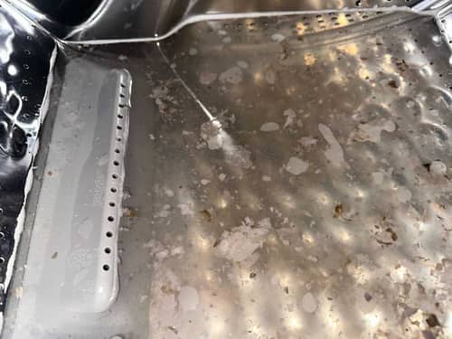 連衣服都有怪味！這部Whirlpool前置式洗衣機讓蔡先生困擾，工人姐姐見證清洗奇蹟 👃