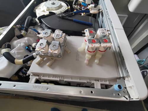 這部LG FC系列洗衣機關機後仍漏水？師傅發現入水掣密封圈老化的真相 💧