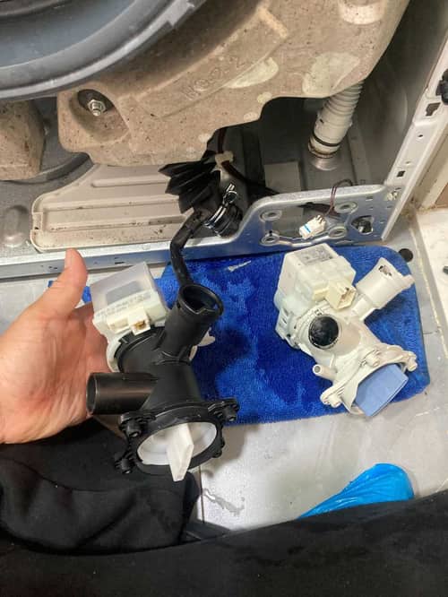 這部西門子WH系列洗衣機桶內積水不排？口袋異物累積竟損壞排水泵 💧