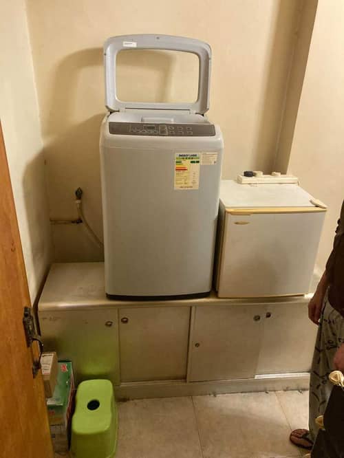 這部Samsung洗衣機竟放在櫃子上？師傅發現電子控制板故障的真相 🏠