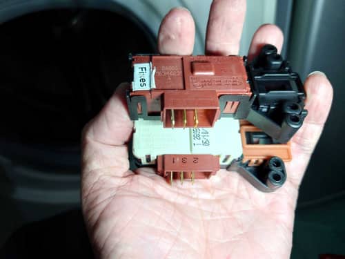 從暴力關門到溫柔一碰，這部Blomberg WNF系列洗衣機門鎖掣更換全過程 💫