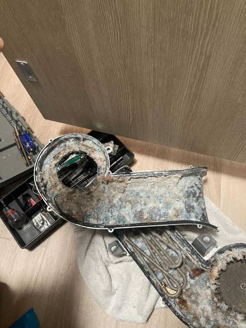 這部De-Dietrich DLZ系列洗衣機梘粉盒漏水，師傅竟在烘乾通風管發現關鍵線索 🔍