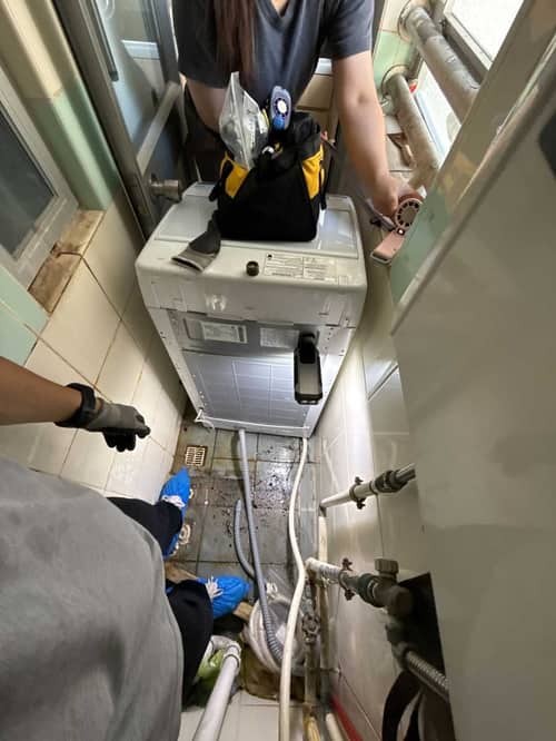 這部日立NW系列洗衣機積水半桶？師傅化身蜘蛛俠攀牆維修排水泵 🕷️