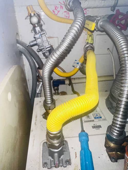 清晨廚房積水驚魂！這部惠而浦FRAL系列洗衣機入水喉漏水藏在煤氣箱後方 💧