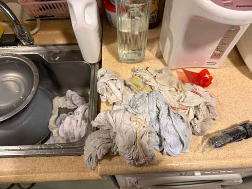 70歲伯伯用毛巾大軍應對這部Fortress FFW系列洗衣機漏水危機 🧽