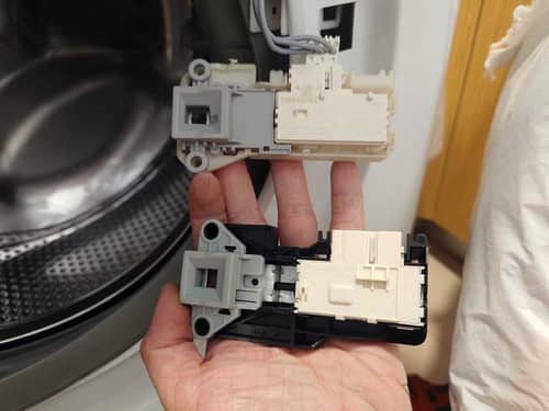 衣物被困3天無法取出？這部Zanussi ZWS系列洗衣機門鎖掣老化的緊急處理實例 🔐