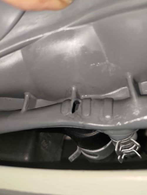 這部LG FC系列洗衣機機底漏水？師傅檢查後發現門膠邊上的細小破洞 💧