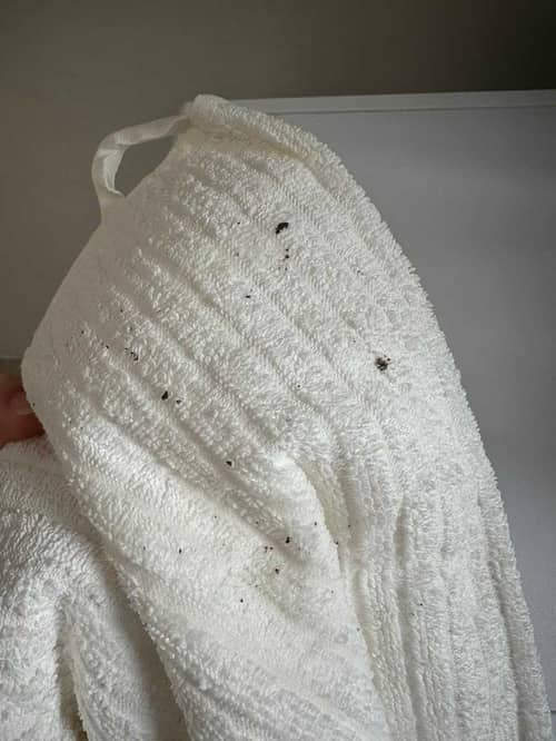 衣物黏著奇怪污垢的真相，這部Whirlpool前置式洗衣機隱藏的髒污被發現 🔍