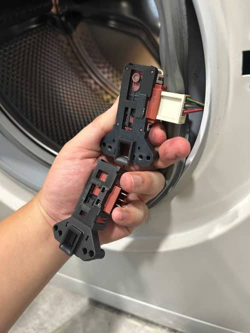 這部Philco PW系列洗衣機多重異常症狀背後，竟是門鎖掣這個小零件作怪 ⚙️
