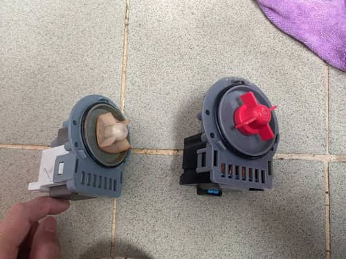 這部東芝TWBK系列洗衣機E21故障碼維修：客人椅子上觀摩師傅排水泵更換全程 🪑