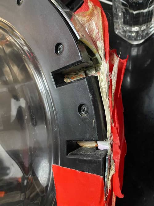 這部日立BDW系列洗衣機門框粉碎性破裂，客戶用膠紙撐了多久？ 🤔