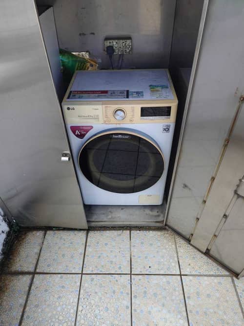 天台高溫環境下這部LG洗衣機門勾終於承受不住，師傅發現門鎖掣也要換 🌡️