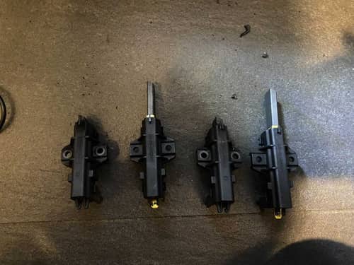 入水正常但不轉動？十年洗衣機摩打碳刷磨損的診斷與解決方案 🔍