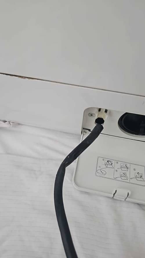 LG WFN系列洗衣機底部漏水竟因排水喉管鬆脫？住戶清潔過濾器的意外經歷 🌊