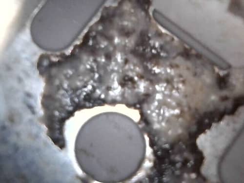 這部Zanussi前置式洗衣機裡的神秘黏稠物讓謝小姐衣服越洗越髒 🔍