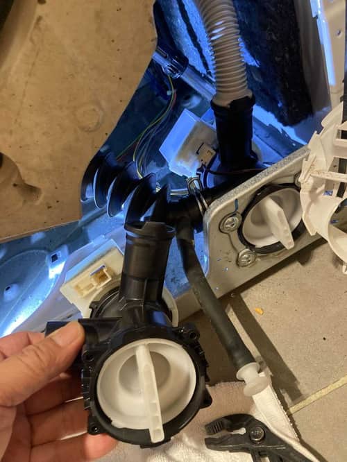 告別手動排水煩惱 💧 這部西門子WU系列洗衣機排水泵更換讓工人姐姐重獲輕鬆