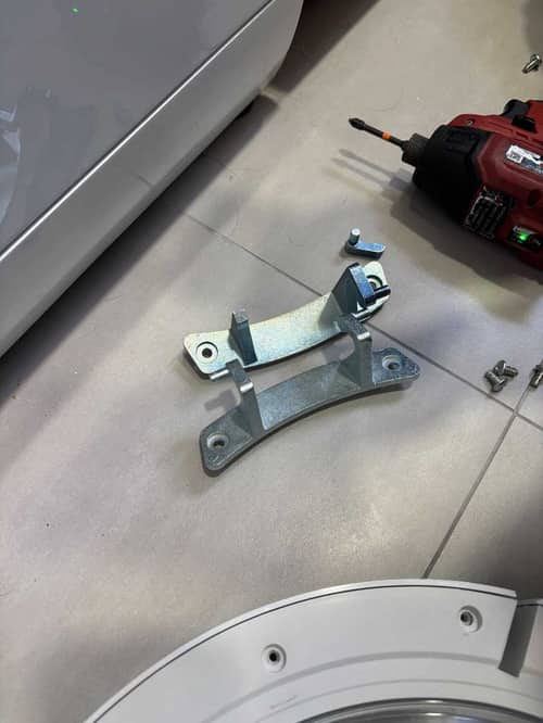 這部西門子WD系列洗衣機開關門要用盡全力？師傅更換門鉸後輕鬆解決 💪