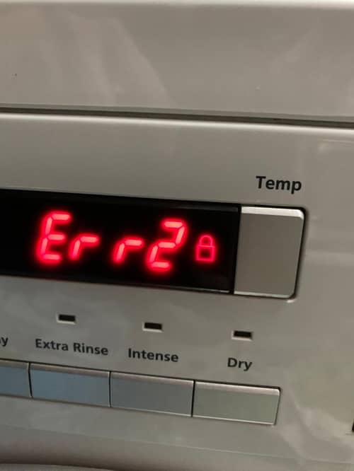 這部飛歌牌PWD系列洗衣機Err2故障碼？排水泵老化導致鎖形圖示閃爍不停 ⚡