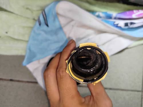 這部三星WA系列洗衣機排水越來越慢，師傅檢查缸底喉發現硬幣卡住排水泵 💰