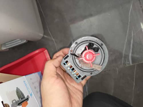 這部惠而浦WRAL系列洗衣機E12故障碼重現，褲頭帶纏繞排水泵的驚人發現 🔍