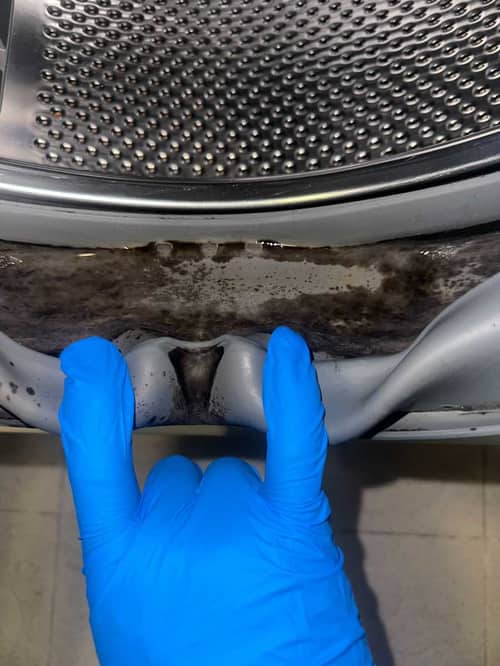 坐著看兩小時！這部Whirlpool前置式洗衣機污水變清澈過程太療癒 🪑