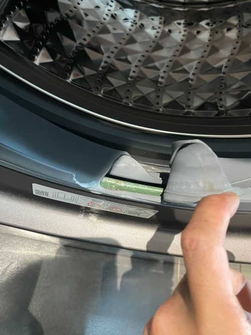 牛仔褲配飾勾住門膠邊，這部Samsung洗衣機客戶一扯竟破出大洞 🕳️