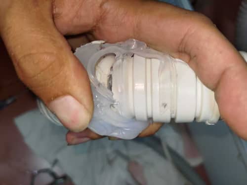 這部日立NW系列洗衣機缸底喉管漏水，玻璃膠DIY修補為何無效？ 🤔