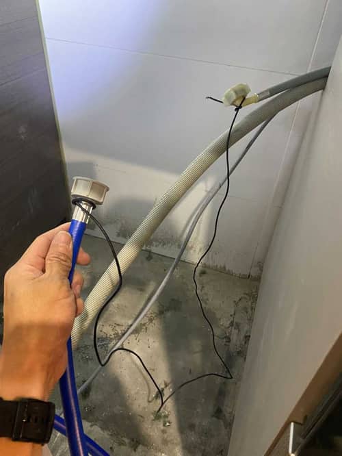 Built-in設計這部De-Dietrich洗衣機入水喉更換挑戰，師傅巧妙穿線法解決狭窄空間難題 🧵