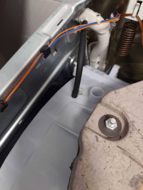 脫水階段突然漏水！這部西門子WM系列洗衣機喉管鬆脫修復過程 ⚡