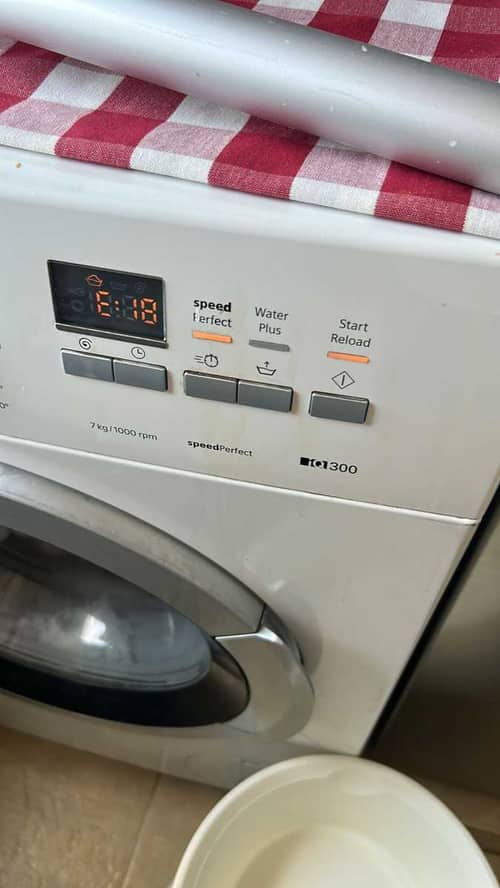 這部西門子WM系列洗衣機無法排水？硬幣阻塞導致的E18故障處理 💰
