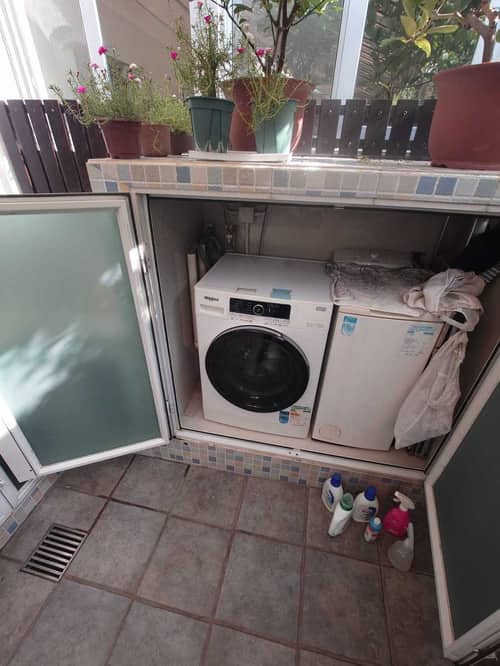 兩部洗衣機並排，這部惠而浦FSCR系列洗衣機地板水漬謎團如何破解？💧