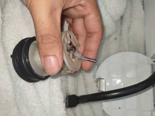 這部惠而浦WRAL系列洗衣機E12故障碼竟是褲頭帶扣惹的禍！師傅揭示排水泵更換全過程 🔧