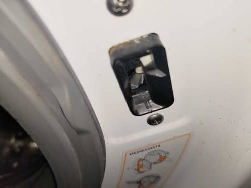 這部LG F系列洗衣機門勾斷裂連帶損壞門鎖掣？鍾小姐的完整維修體驗 🔍