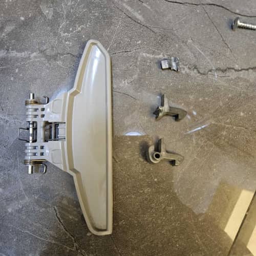 衣物困在這部Zanussi洗衣機內出不來？師傅發現門勾斷裂是關鍵 🔓