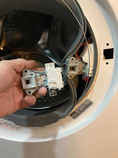 Zanussi ZWH系列洗衣機門鎖死+異常聲響？一個零件替換解決客戶的維修焦慮 💡