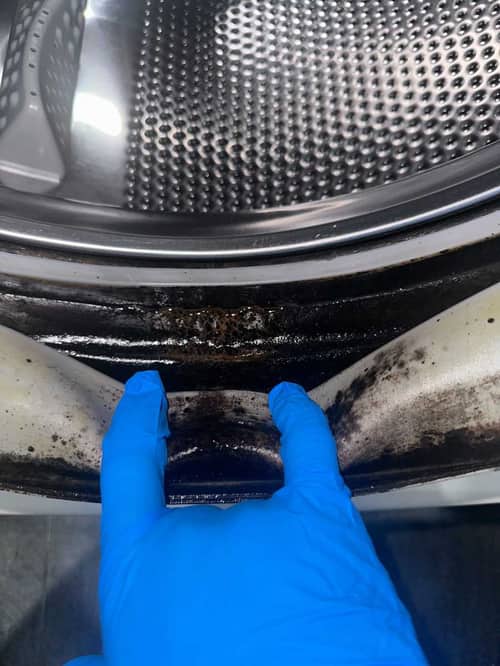 媽媽一開門就問：「你係咪幫我處理個門膠邊？」🦠 這部Brandt前置式洗衣機的霉菌困擾