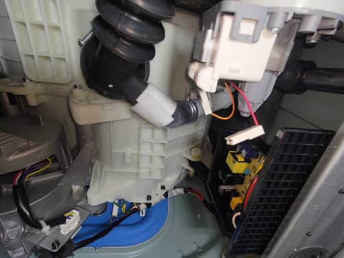 這部美的MFL系列洗衣機首次使用就出現Err故障碼？排水泵線插鬆脫的意外發現 💧