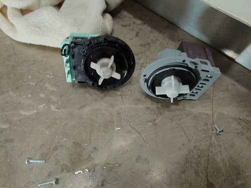 這部Whirlpool WRAL系列洗衣機洗完門鎖死？師傅揭示排水泵老化這個關鍵問題 🔒