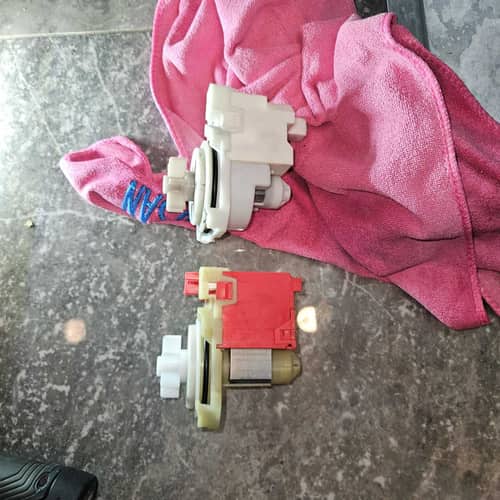 這部Kuppersbusch WT系列洗衣機為何洗到一半突然停機？E06故障碼背後的排水泵真相 🤔