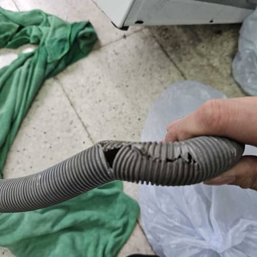 這部惠而浦AWO系列洗衣機排水喉碎成片狀，露台陽光直射多年後果 ☀️