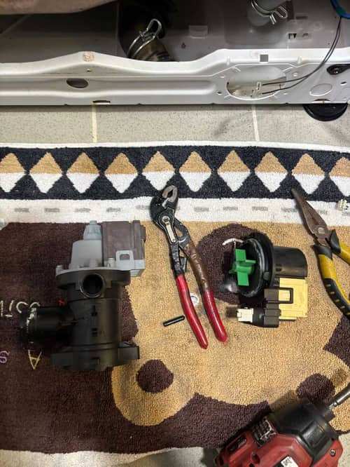 開學前夜緊急狀況！這部惠而浦FSCR系列洗衣機門鎖死困住校服 🚨