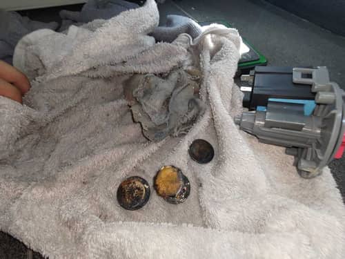 這部三星WD系列洗衣機焗乾衣越焗越濕，師傅拆開缸底喉發現驚人淤塞物 🪙