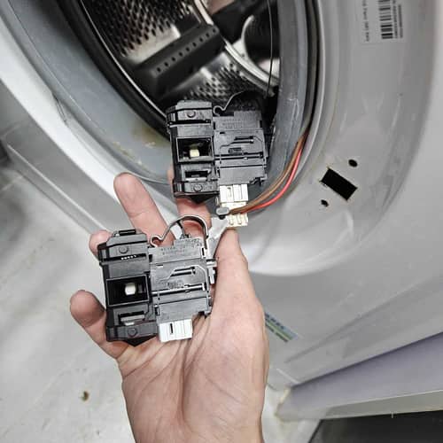 這部Indesit洗衣機紅燈閃不停、機門鎖不上？原來門鎖掣「時得時不得」是這個原因 🔴
