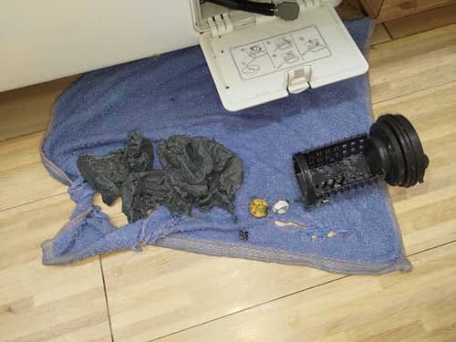 合租單位共用洗衣機的代價：這部LG FV系列排水系統塞滿雜物實錄 🏠