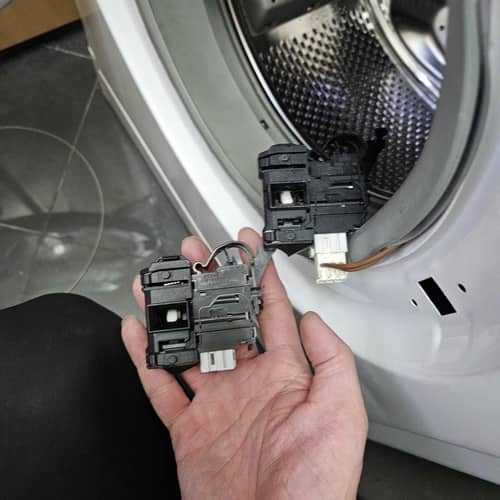 噠噠噠聲響不斷卻開不了門？這部Indesit EWSD系列洗衣機F06故障碼的門鎖掣更換實錄 🚪